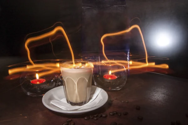 Diseño de vidrio de café cerca de velas — Foto de Stock