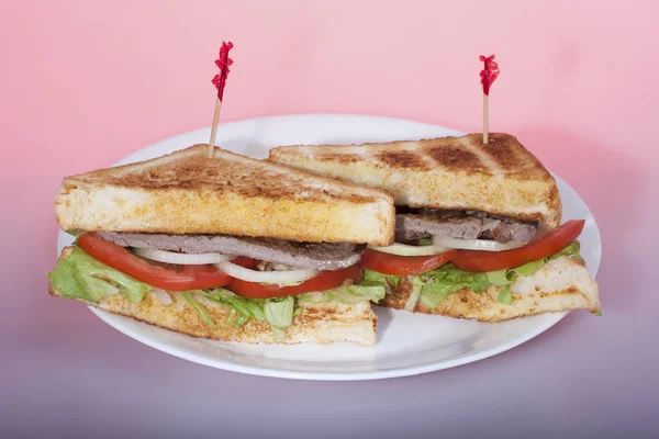 Тушковані бутерброди та помідори тарілка — стокове фото
