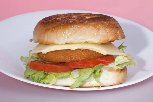Fried burger z rolki i sałatki — Zdjęcie stockowe