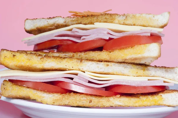 Deliciosos sándwiches con tomates y queso — Foto de Stock