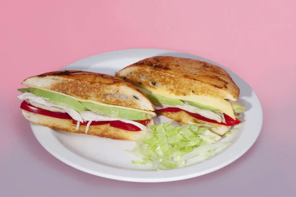 Bollo de ensalada mixta de cebolla con queso — Foto de Stock