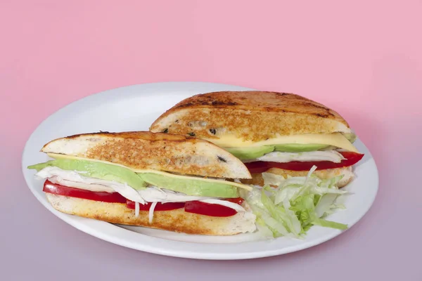 Sandwiches de ensalada de queso en el plato — Foto de Stock