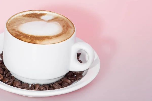 Caffè fresco al latte con design e piatto — Foto Stock