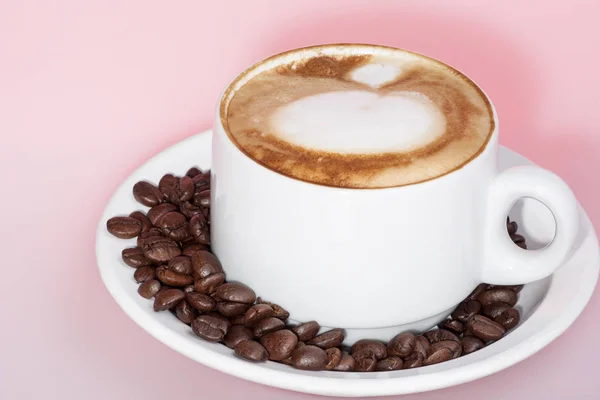 Tazza di latte misto caffè nero con disegni — Foto Stock