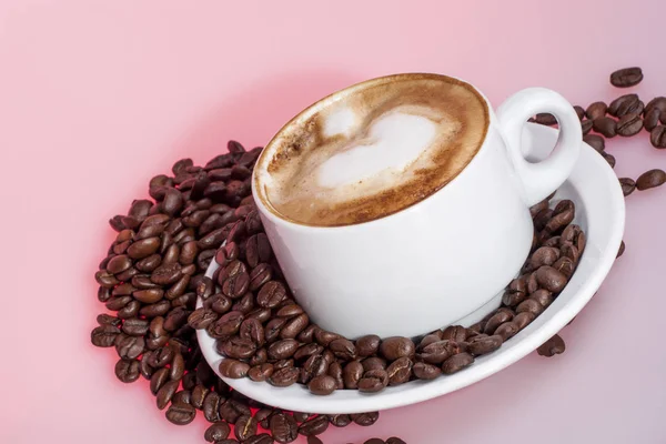 Grãos de café com caneca de leite fresco — Fotografia de Stock