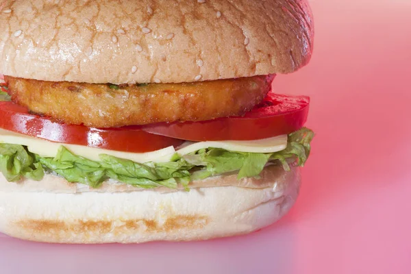 Vista laterale di un panino grande con insalata — Foto Stock