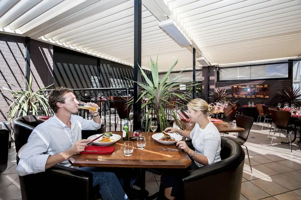 Flicka och pojke njuter lunch — Stockfoto