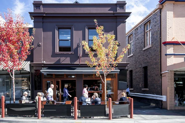 Zajęte miasto z ludźmi w pobliżu hotelu, Launceston, Tasmania — Zdjęcie stockowe