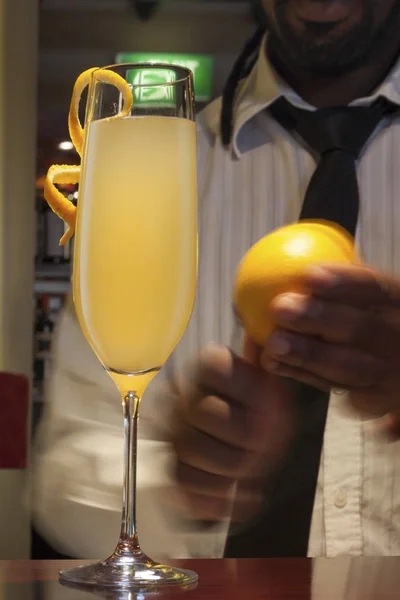 新鲜橙汁与柠檬在玻璃 — 图库照片