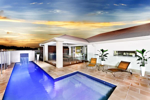 Modern ház vagy szálloda egy kék vizű medence és a nyugtató — Stock Fotó