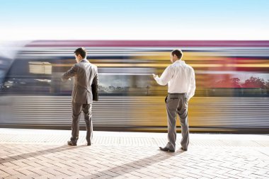 İstasyonda tren bekleyen iki ofis insanı
