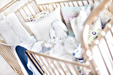 Yastık ve tavşan oyuncak ayılar ile bebek yatağı