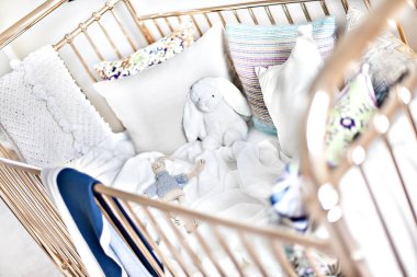 Yastık ve tavşan oyuncak ayılar ile bebek yatağı