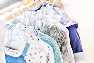 Ahşap askı da asılı elbise yakın