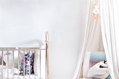 Parlak yatak ve sivrisinek ağı ile modern banyo