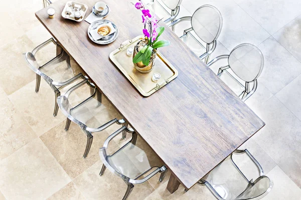Деревянный обеденный стол над видом с пластиковыми стульями — стоковое фото