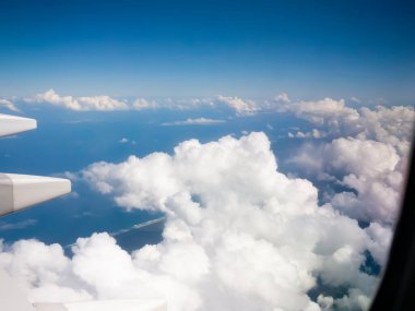 Kabarık bulutlu uçak kanadı.