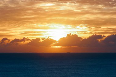 Burleigh Heads, Queensland, Avustralya 'da deniz ufkunda gün batımı