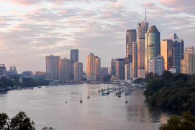 Günbatımı Brisbane City, Queensland, Avustralya üzerinde