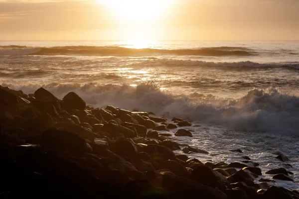 Napkelte Tenger Felett Szcenírozott Kilátás Waves Break Rocky Beach Burleigh — Stock Fotó