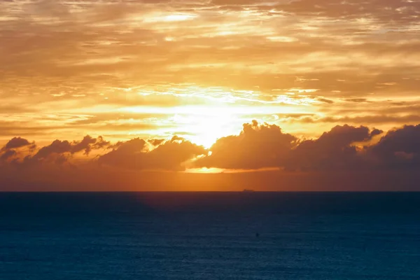 Pôr Sol Sobre Horizonte Mar Burleigh Heads Queensland Austrália Fotos De Bancos De Imagens Sem Royalties