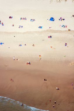 Gold Coast, Avustralya 'daki kumlu plajda insanların hava görüntüleri.