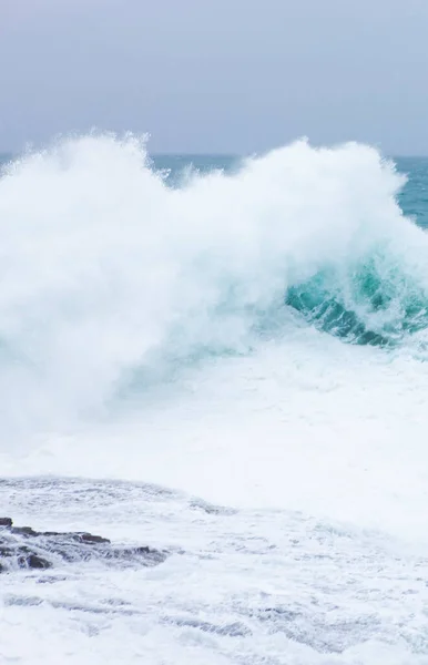 嵐の海で大きな波が砕ける オーストラリアのボンダイビーチ — ストック写真