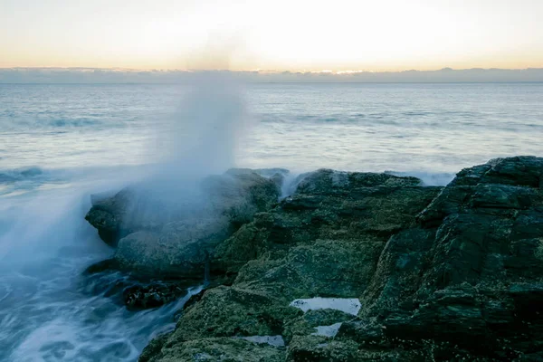 Oceánské Vlny Narážející Skalnatý Břeh Currumbinu Gold Coast Austrálie — Stock fotografie