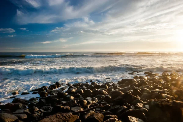 海の上の日の出 景勝地 岩だらけのビーチで波が砕ける Burleigh Heads Queensland Australia — ストック写真