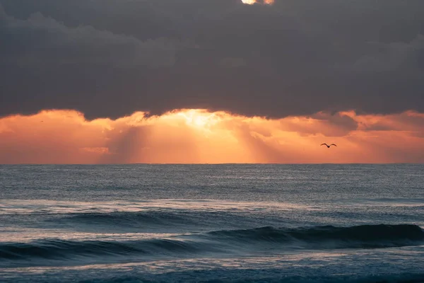 オーストラリア クイーンズランド州のBurleigh Headsの海の地平線の上の日の出 — ストック写真