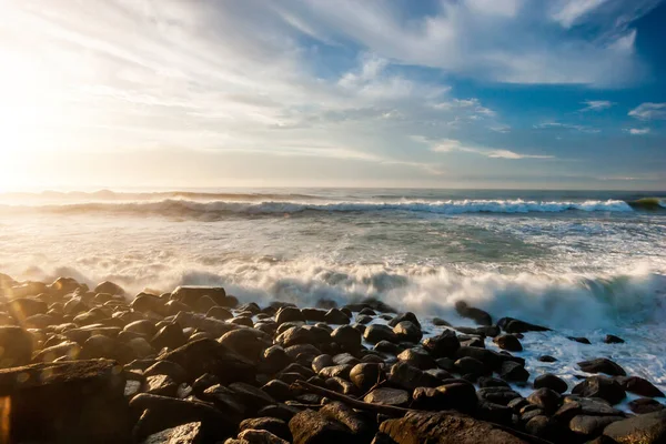 Схід Сонця Над Морем Сценічний Морський Мис Хвилі Ламаються Скелястому — стокове фото
