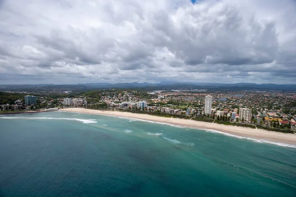Langer Strand Vor Einer Riesigen Modernen Stadt Surfers Paradise Queensland — Stockfoto