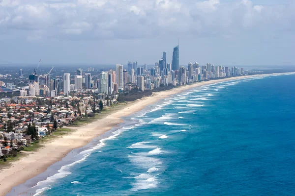 Pantai Panjang Membentang Depan Kota Modern Yang Besar Surfers Paradise — Stok Foto