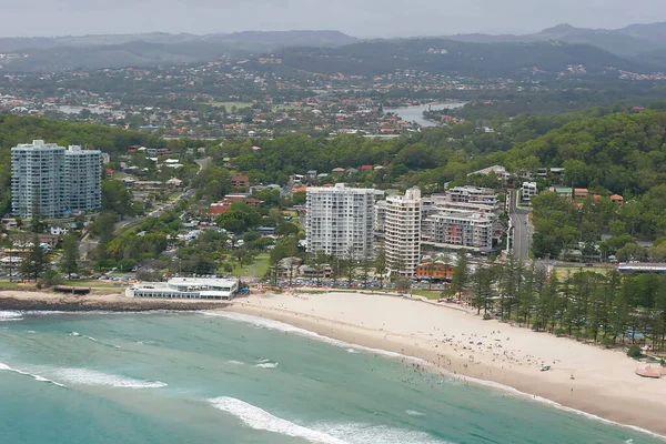 Una Playa Vacía Situada Justo Frente Una Ciudad Queensland Australia —  Fotos de Stock