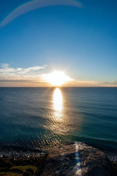 Imagem Vertical Nascer Sol Sobre Oceano Fundo Natureza Cênica Com — Fotografia de Stock