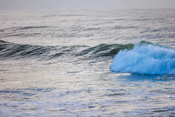波と海の表面 強力な海水泡立ち波 — ストック写真
