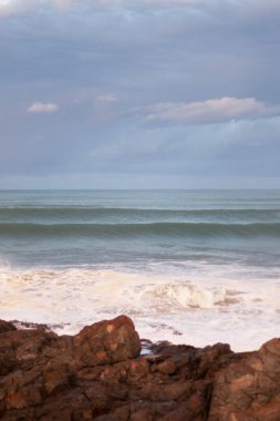 Güçlü deniz dalgaları kıyıdaki kayalara çarpıyor, Hastings, Avustralya