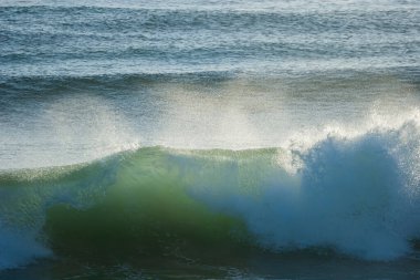 Dalgalı deniz yüzeyi. Güçlü okyanus suyu köpüklü dalgalar