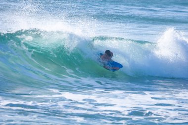 Currumbin, Avustralya - 15 Şubat 2008 Currumbin, Gold Coast, Avustralya 'da sörf cennetinde sörf yapan profesyonel bir sörfçü