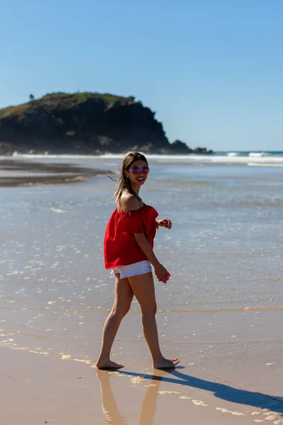 Ein Junges Glamouröses Mädchen Das Strand Des Tropischen Paradieses Spazieren — Stockfoto