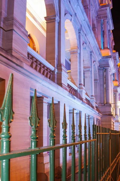 ブリスベン クイーンズランド オーストラリアでの財務省ホテルカジノの外観の詳細の垂直ショット — ストック写真