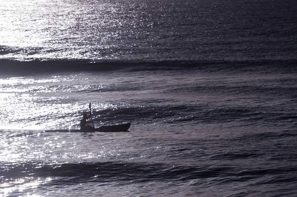 Silhueta Barco Solitário Pôr Sol Pescador Solitário Navegando Mar Pôr — Fotografia de Stock