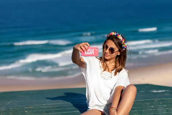 Hermosa Joven Tomando Selfie Cerca Playa Tropical Byron Bay Australia —  Fotos de Stock