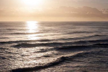 Burleigh Heads, Queensland, Avustralya 'da deniz ufkunda gün doğumu