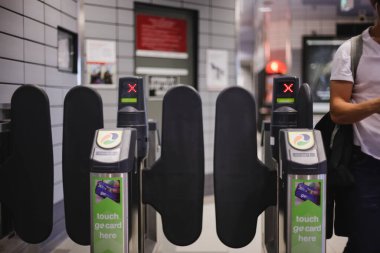 Brisbane, Avustralya - 17 Nisan 2013: Elektronik metro giriş kapıları. Biletine dokun ve git.