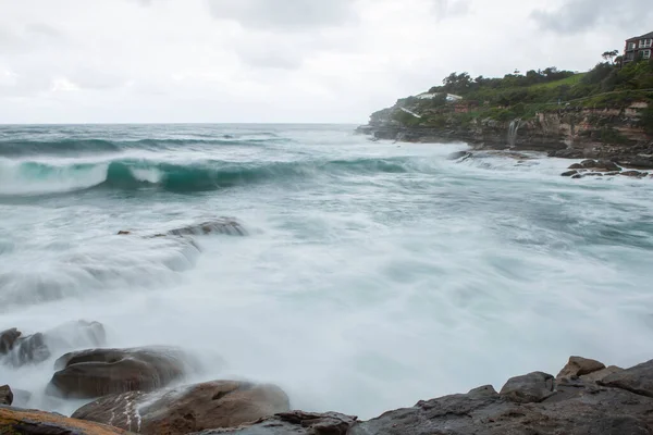 Stormgolven Storten Neer Rotsen Bondi Australië Stormachtige Zee Het Strand — Stockfoto