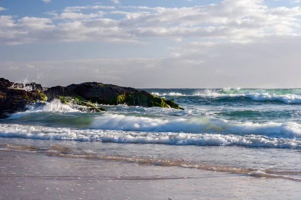 Havbølger Som Styrter Mot Den Steinete Bredden Currumbin Gullkysten Australia – stockfoto