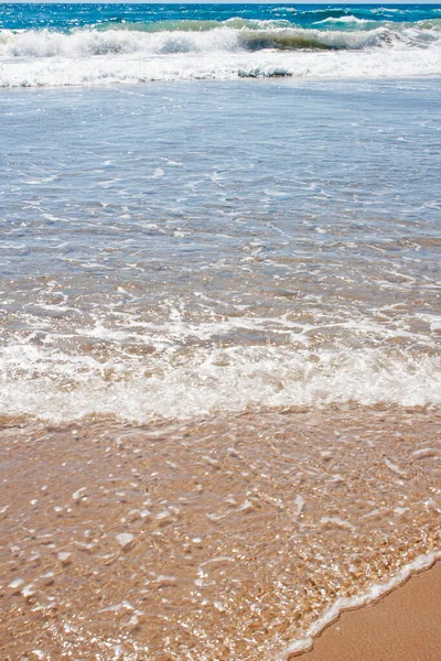 海の隣の砂浜 白い砂浜の柔らかい美しい海の波 — ストック写真