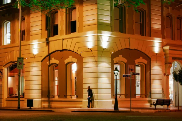 2006年3月8日 オーストラリア クイーンズランド州ブリスベン 財務省ホテルカジノ近くに立つ男 旧財務省ビル オーストラリア クイーンズランド州ブリスベン — ストック写真