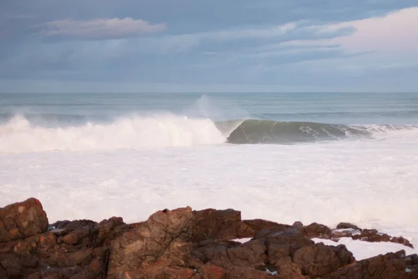 Poderosas Olas Marinas Aplastando Las Rocas Orilla Hastings Australia — Foto de Stock